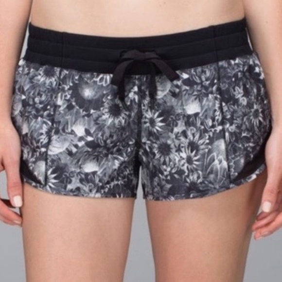 LULU LEMON Shorts - Picture 1 of 7